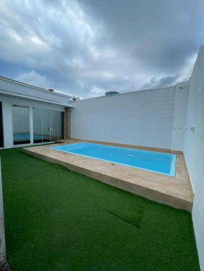 Casa com Piscina em Zimbros
